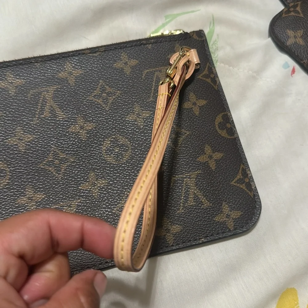 Louis Vuitton Neverfull GM POUCH - Picture 2 of 8